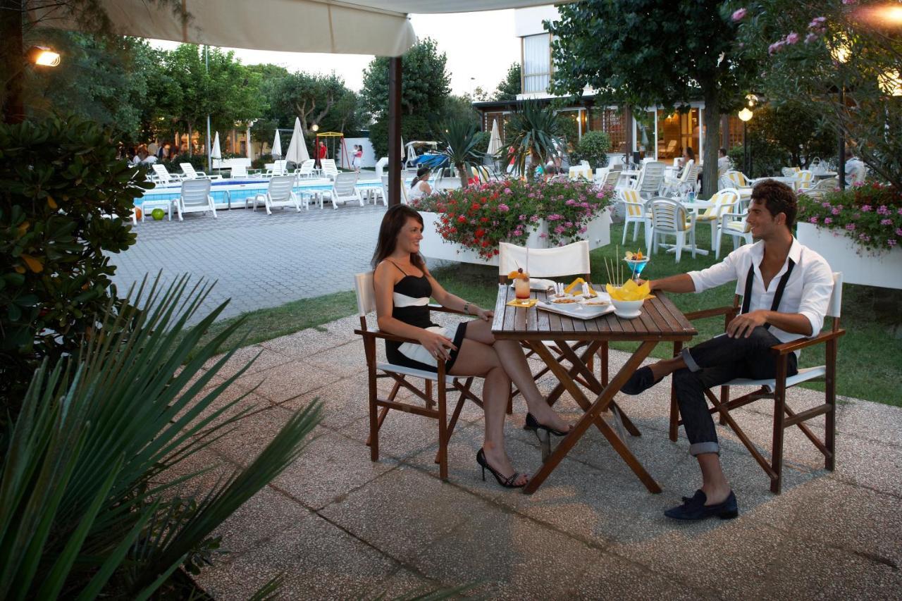 Alexandra Plaza Hotel Riccione Kültér fotó