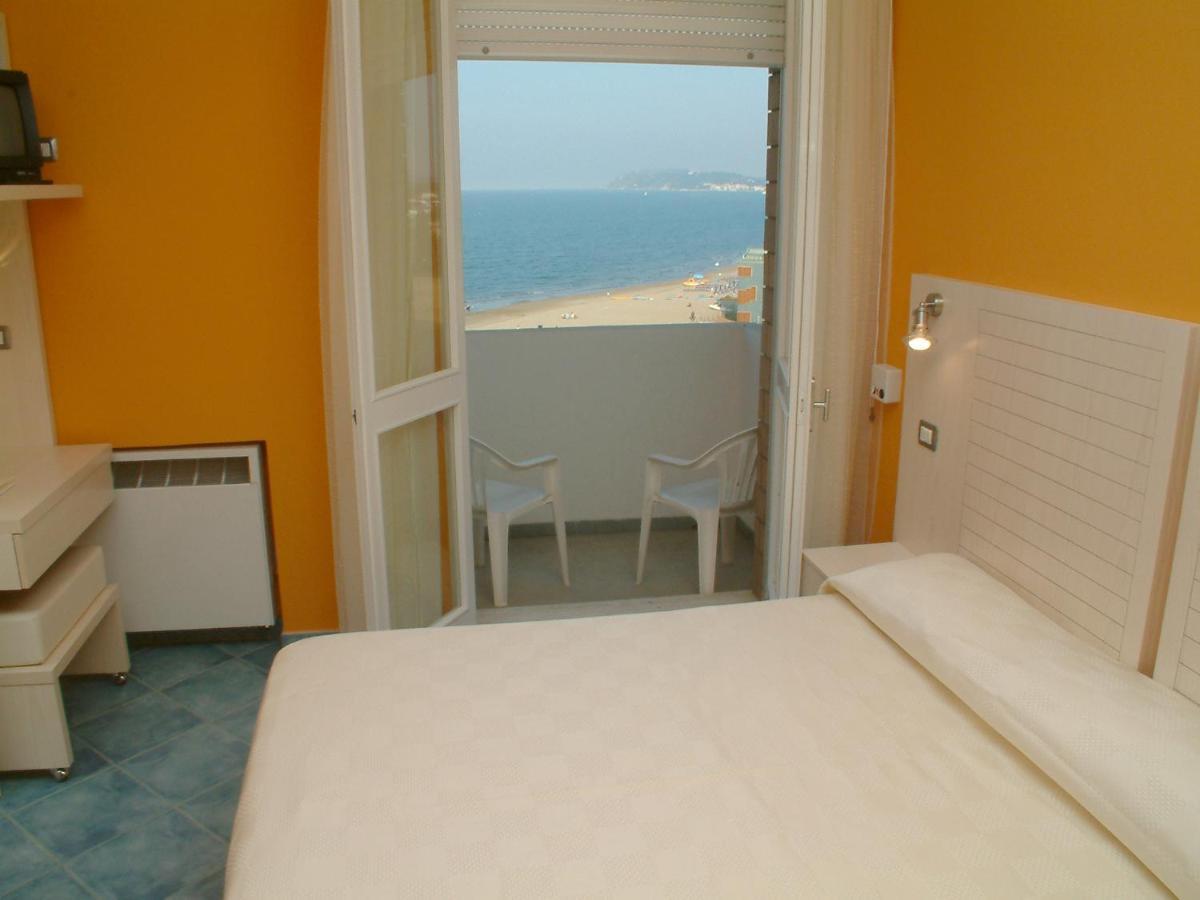 Alexandra Plaza Hotel Riccione Kültér fotó