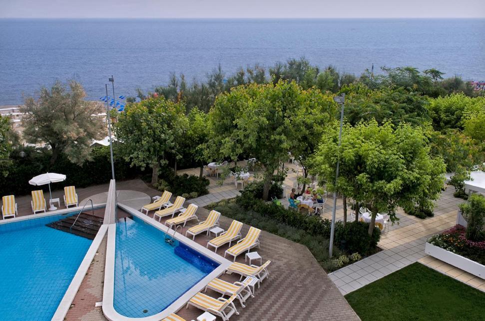 Alexandra Plaza Hotel Riccione Kültér fotó