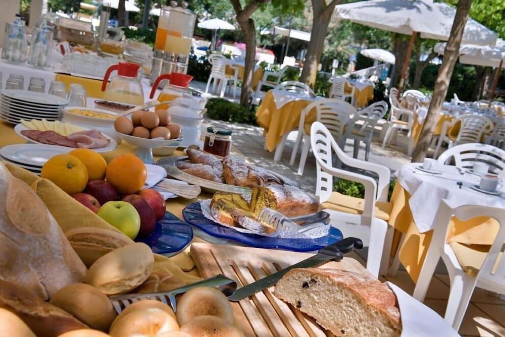Alexandra Plaza Hotel Riccione Kültér fotó
